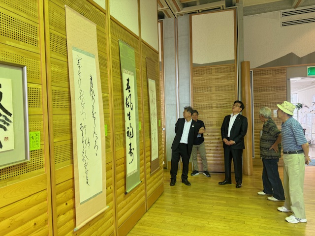 文化振興大会書道鑑賞写真