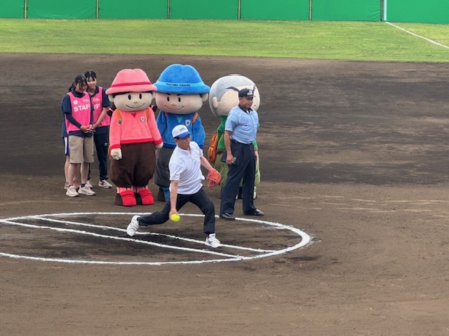 女子ソフトボール大会秦野ラウンド始球式写真