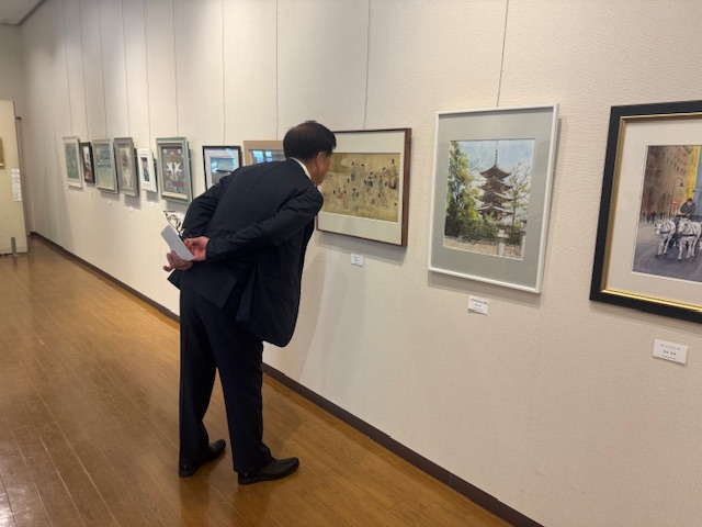 美術協会展示の絵画鑑賞写真