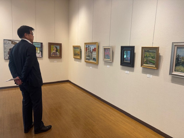 美術協会展作品鑑賞の写真