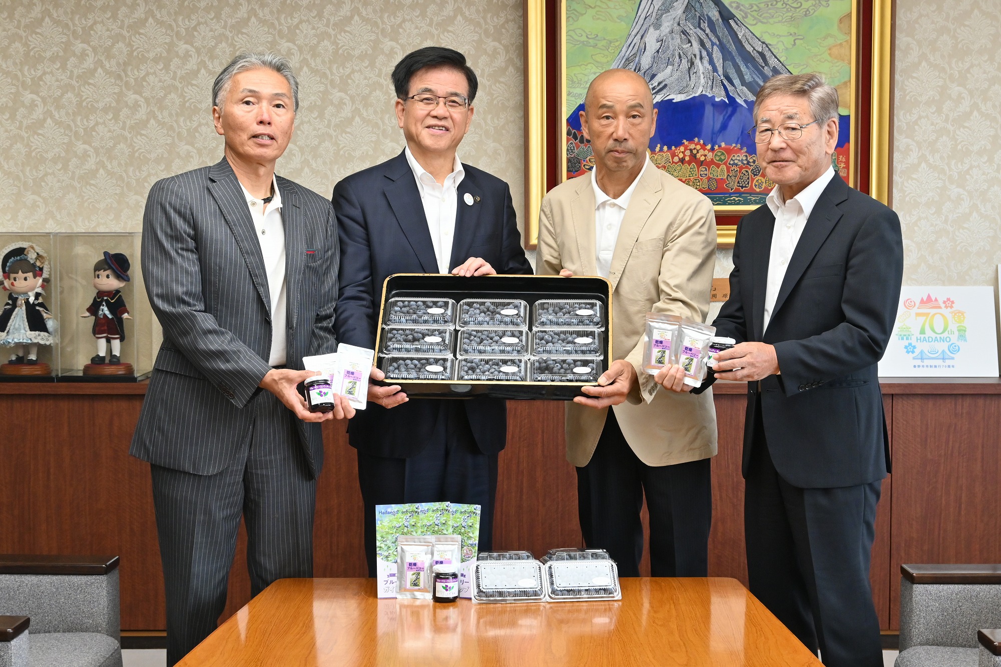 JAはだのブルーベリー研究会からブルーベリーの贈呈