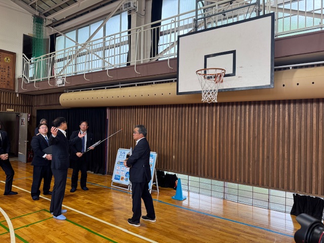 末広小学校体育館空調設備視察の様子